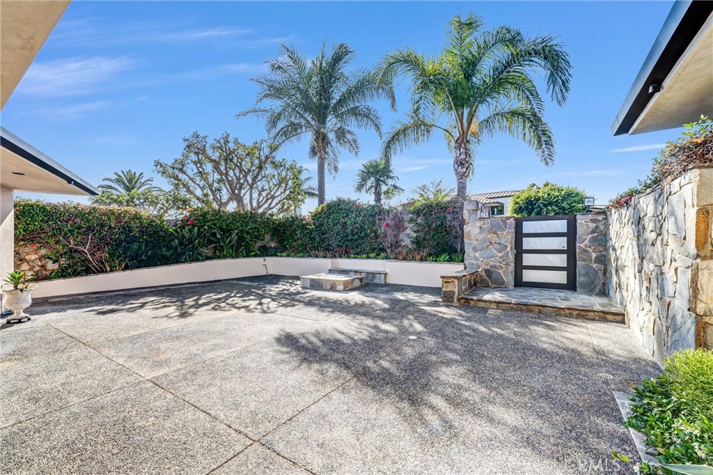 1326 Skyline, Laguna Beach CA 92651 - photo 3