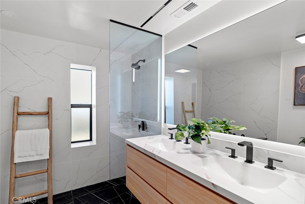 Upstairs Secondary Bath Ensuite - 1401 Bounty Way, Laguna Beach CA 92651 - photo 29