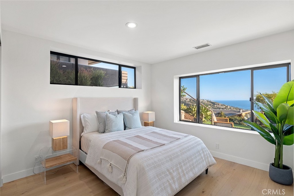 Downstairs Secondary Bedroom Ensuite - 1401 Bounty Way, Laguna Beach CA 92651 - photo 31