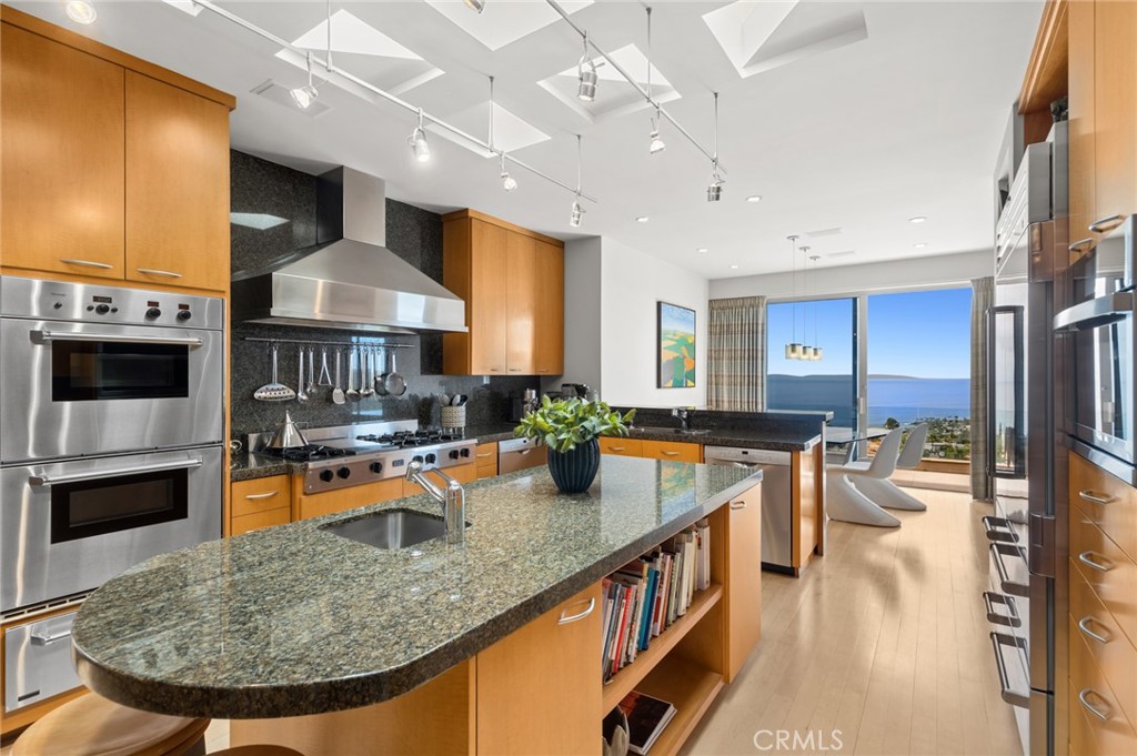 The kitchen, designed for both daily living and entertaining, features a large island, 5 Star gas range, Thermador doubl - 1409 Samoa Way, Laguna Beach CA 92651 - photo 10