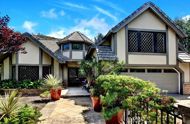 Special home with many outstanding features - lovely gardens, POOL, 3 or 4 bedrooms - Sauna and much more - Prestigious - 145 Milligan Drive, Laguna Beach CA 92651 - photo 1