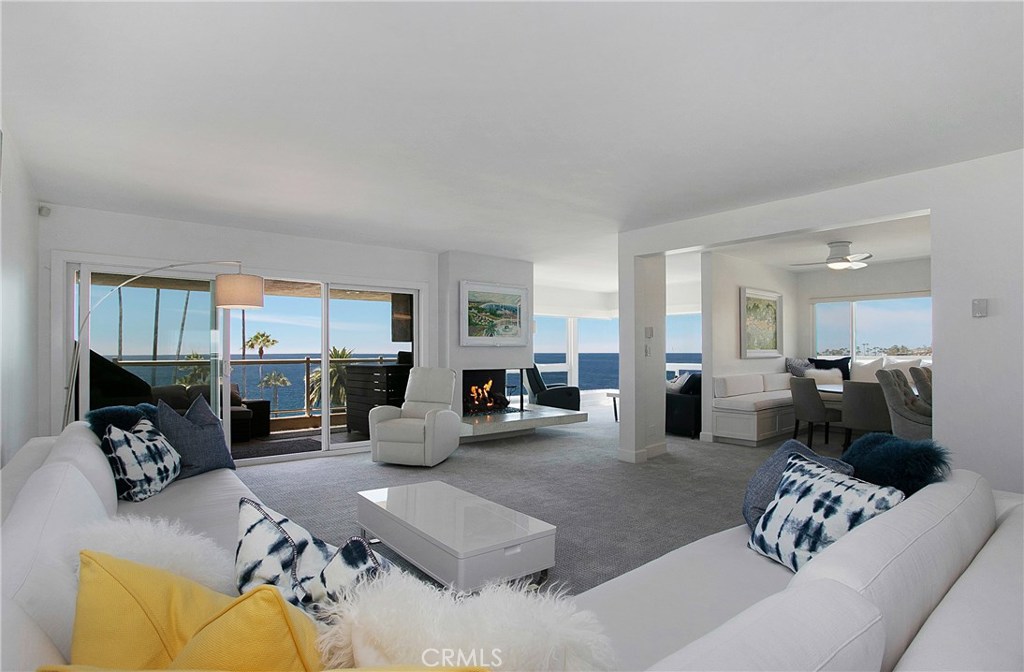 Living room view at the entry - 151 Myrtle Street 5, Laguna Beach CA 92651 - photo 1