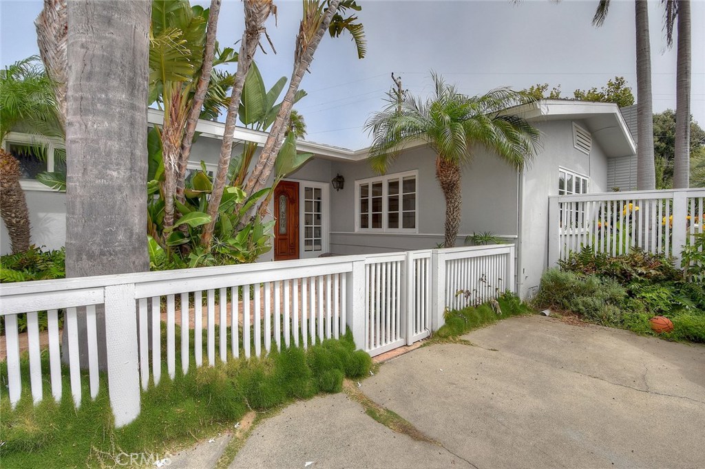 Gorgeous 3 bed, 3 bath, pool home located at the end of cul-de-sac in desirable Crown Point on the westside of PCH in No - 1567 Via Majorca, Laguna Beach CA 92651 - photo 1