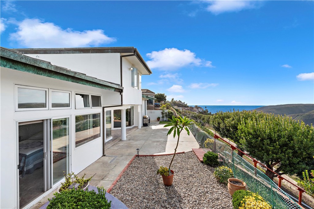 1569 Skyline Drive, Laguna Beach CA 92651 - photo 1