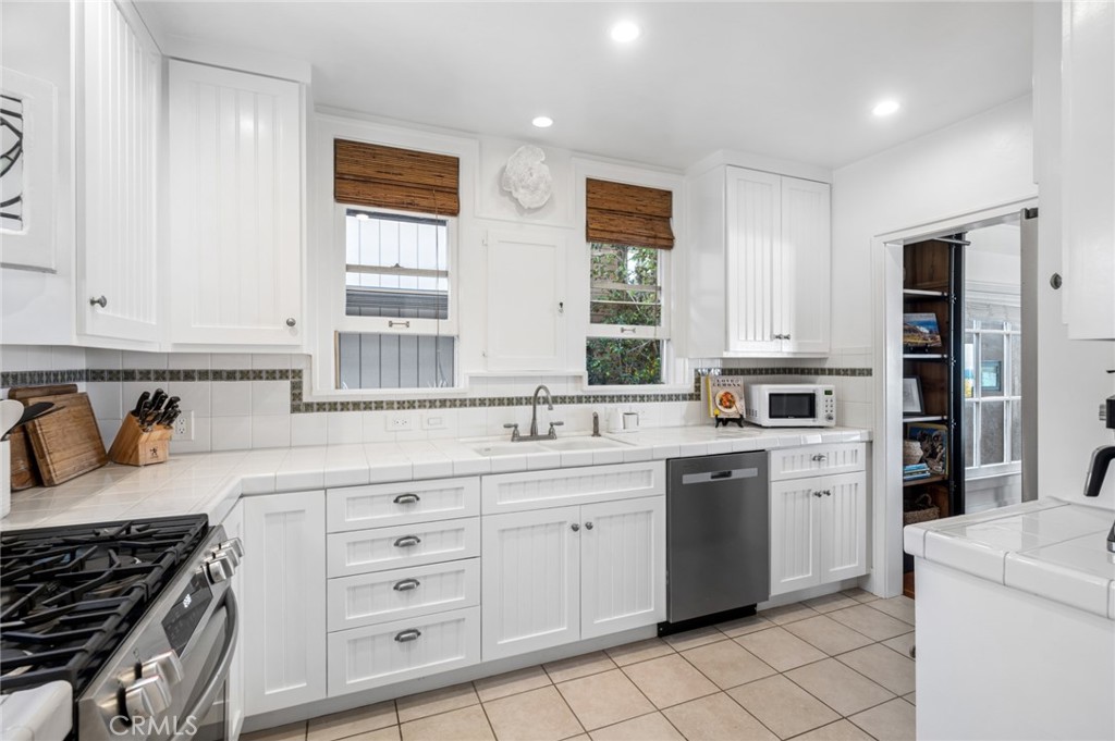 Kitchen with new appliances - 162 Sunset, Laguna Beach CA 92651 - photo 5
