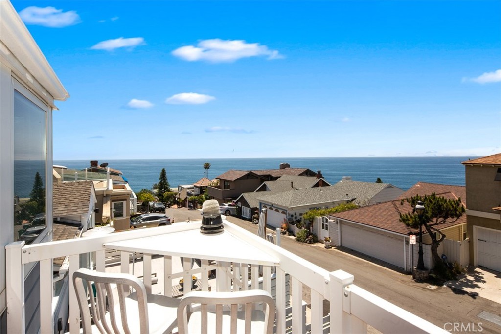 Balony Off Living room wih bar/Barstools and BBQ - 181 SUNSET Terrace, Laguna Beach CA 92651 - photo 36