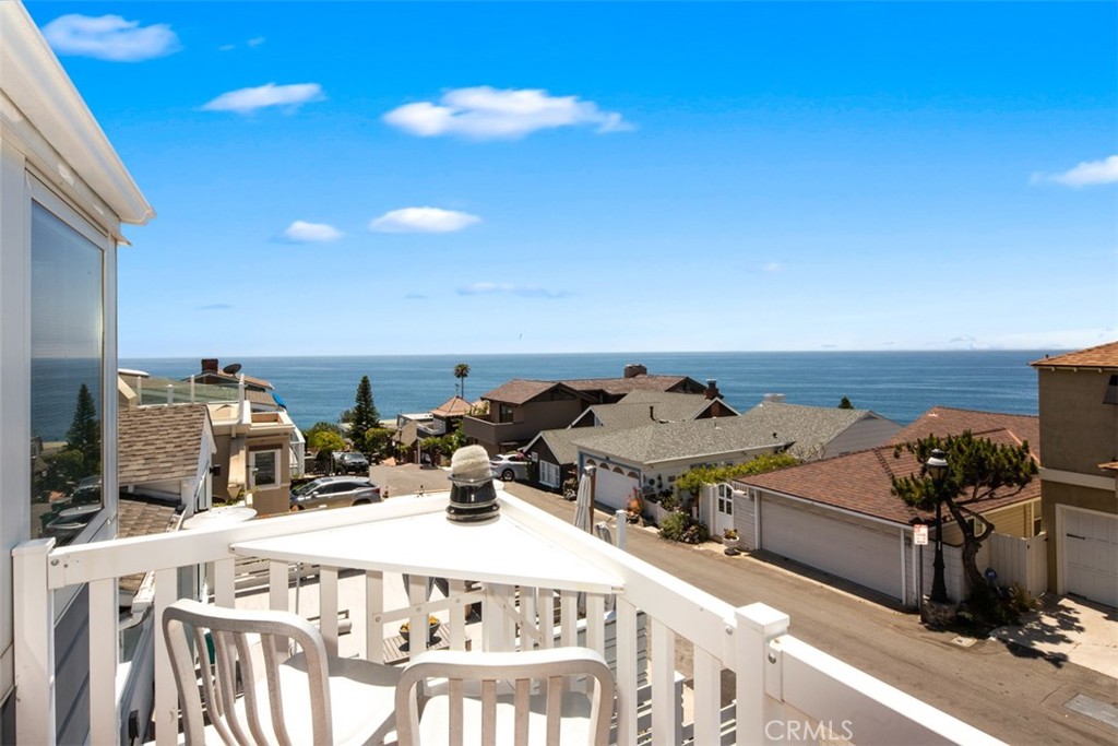 Balony Off Living room wih bar/Barstools and BBQ - 181 SUNSET Terrace, Laguna Beach CA 92651 - photo 36