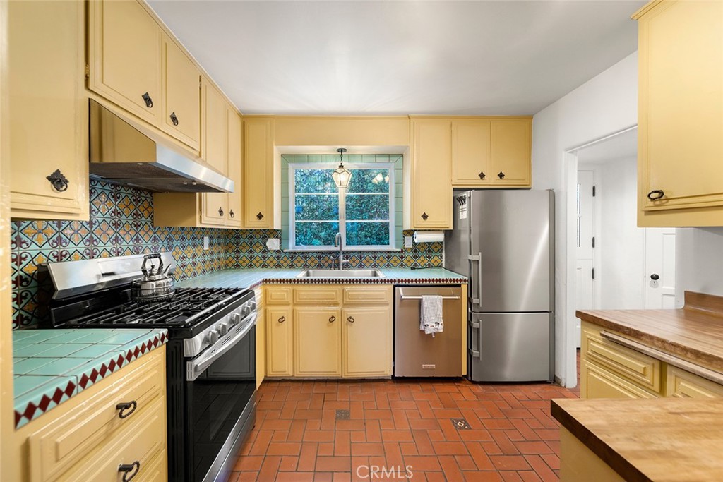 Kitchen - 2 Emerald Bay, Laguna Beach CA 92651 - photo 13