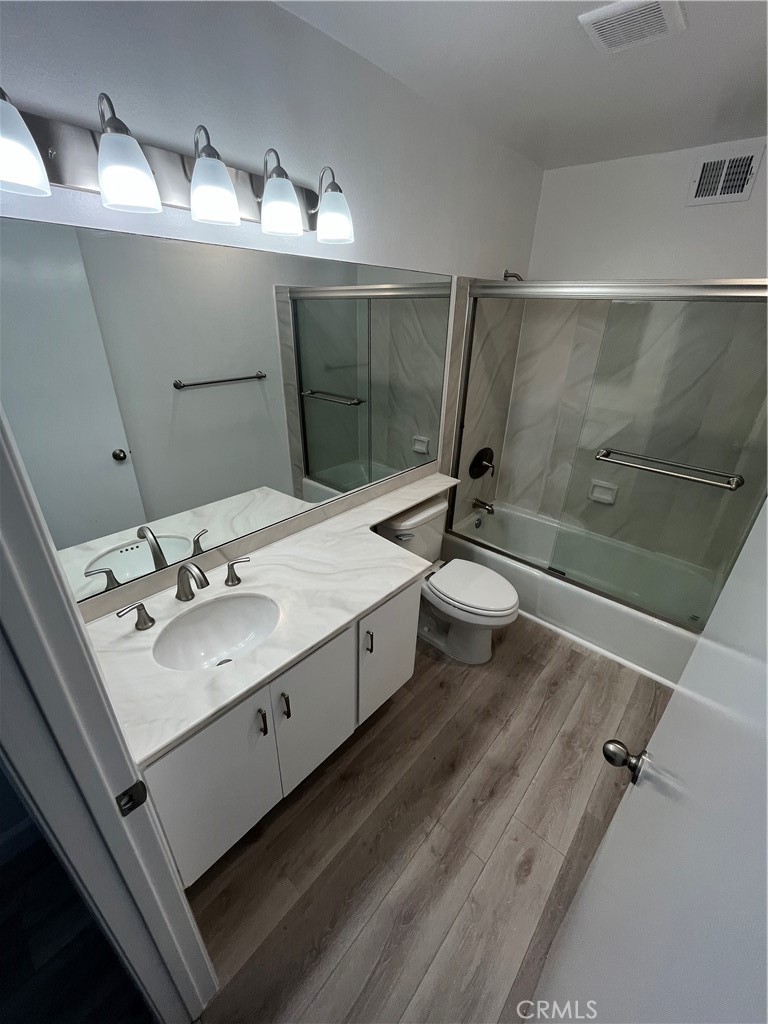 Master Bath with tub/shower combo - 217 Dolphin Way E, Laguna Beach CA 92651 - photo 21