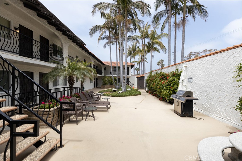Common courtyard - 2175 S Coast Highway 8, Laguna Beach CA 92651 - photo 1