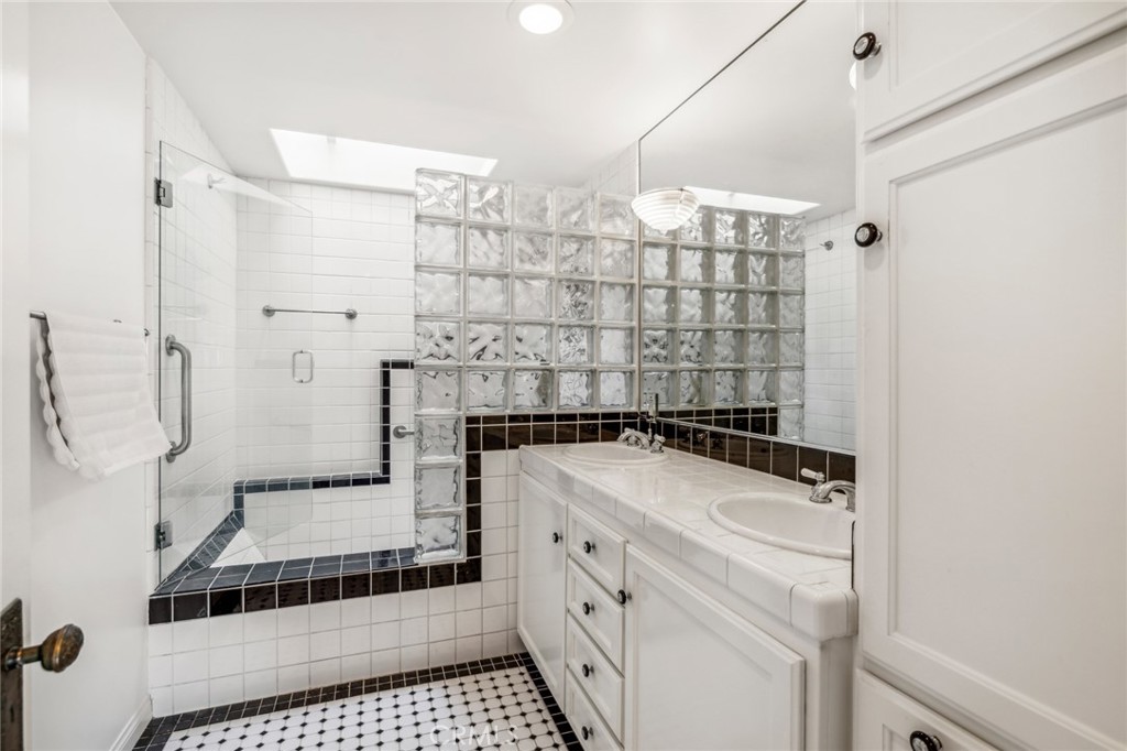 Secondary bathroom - 227 Ledroit Street, Laguna Beach CA 92651 - photo 21