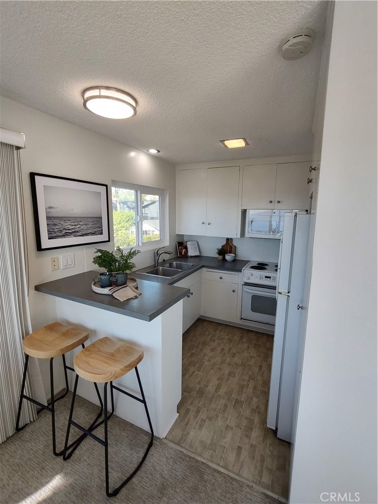 Kitchen with ocean view above sink - 240 Moss Street 15, Laguna Beach CA 92651 - photo 22