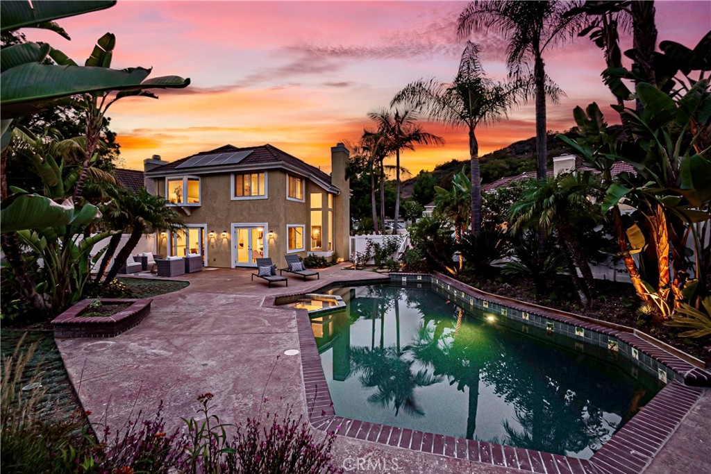 Discover this picture perfect California Cove residence in one of the most desirable neighborhoods of Laguna Beach, brin - 25 La Costa Court, Laguna Beach CA 92651 - photo 1