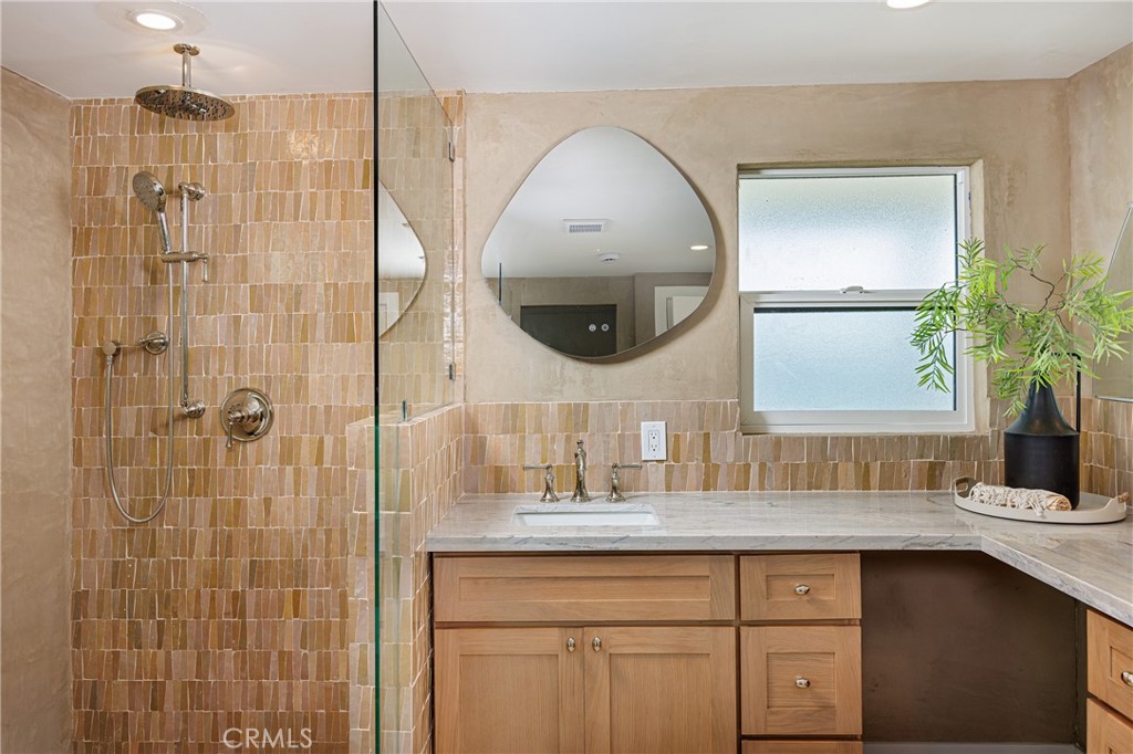 Main house: primary bath - 251 Highland, Laguna Beach CA 92651 - photo 16