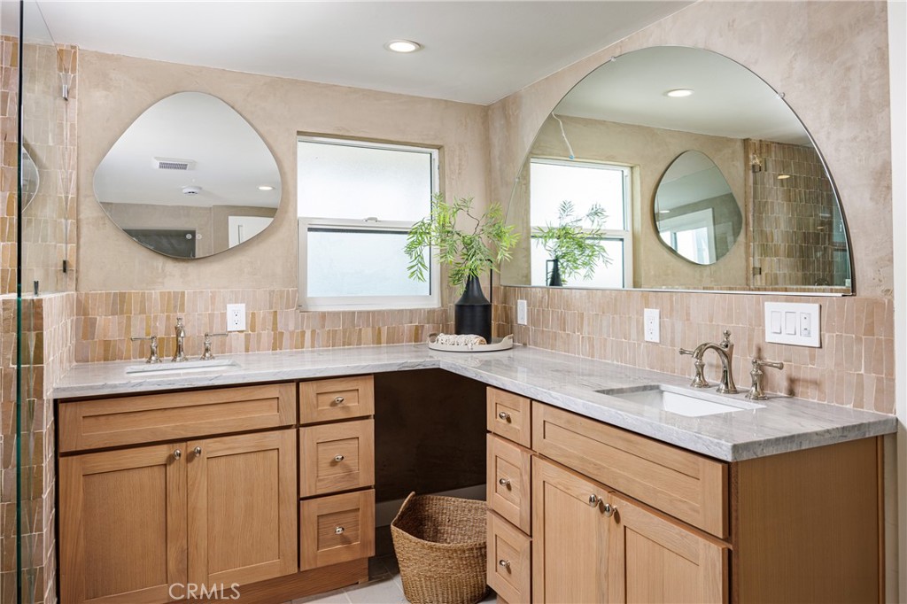 Main house: Primary bath - 251 Highland, Laguna Beach CA 92651 - photo 17