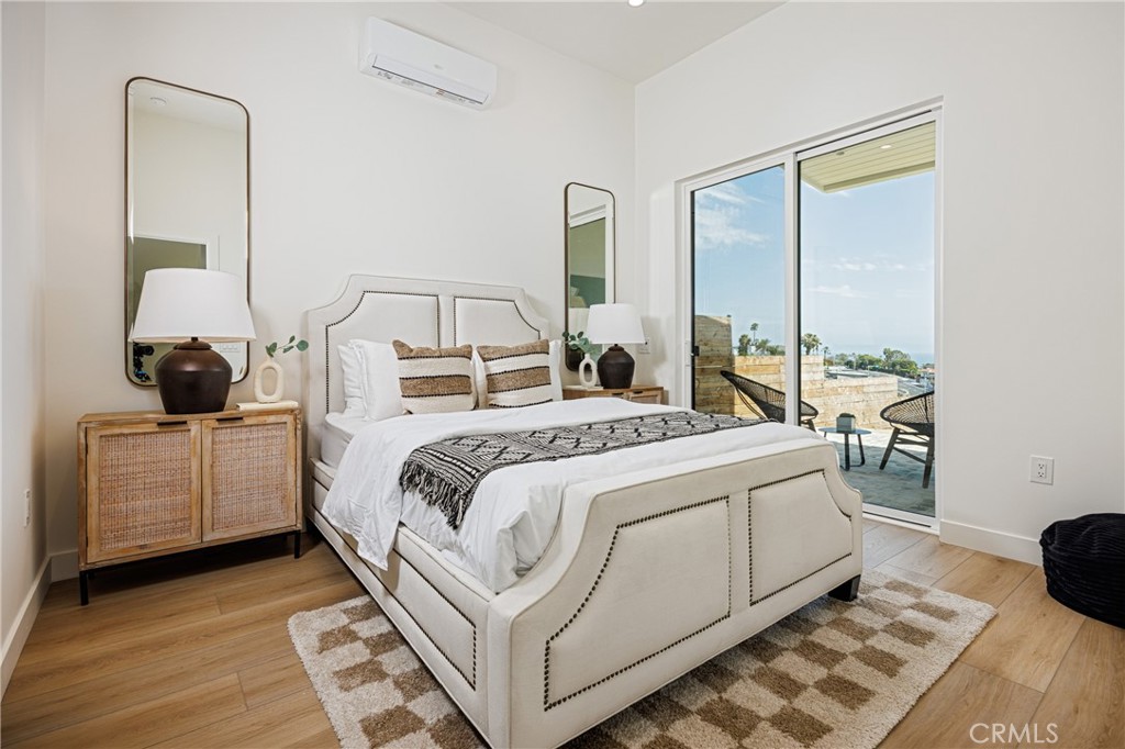 ADU: ensuite bedroom #1 (lower level) - 251 Highland, Laguna Beach CA 92651 - photo 30