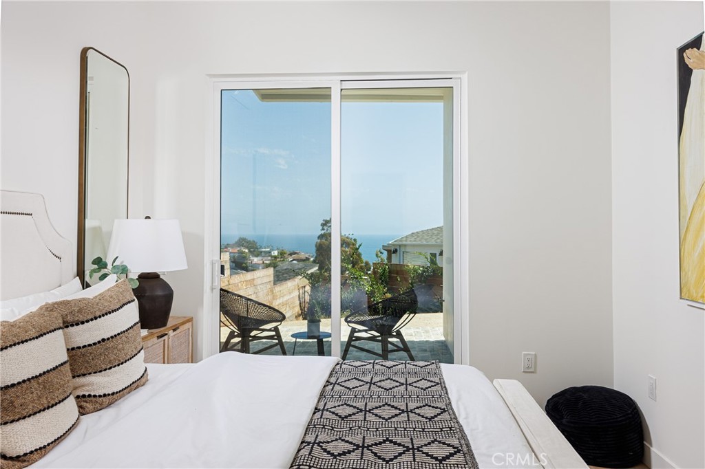 ADU: ensuite bedroom #1 (lower level) - 251 Highland, Laguna Beach CA 92651 - photo 31