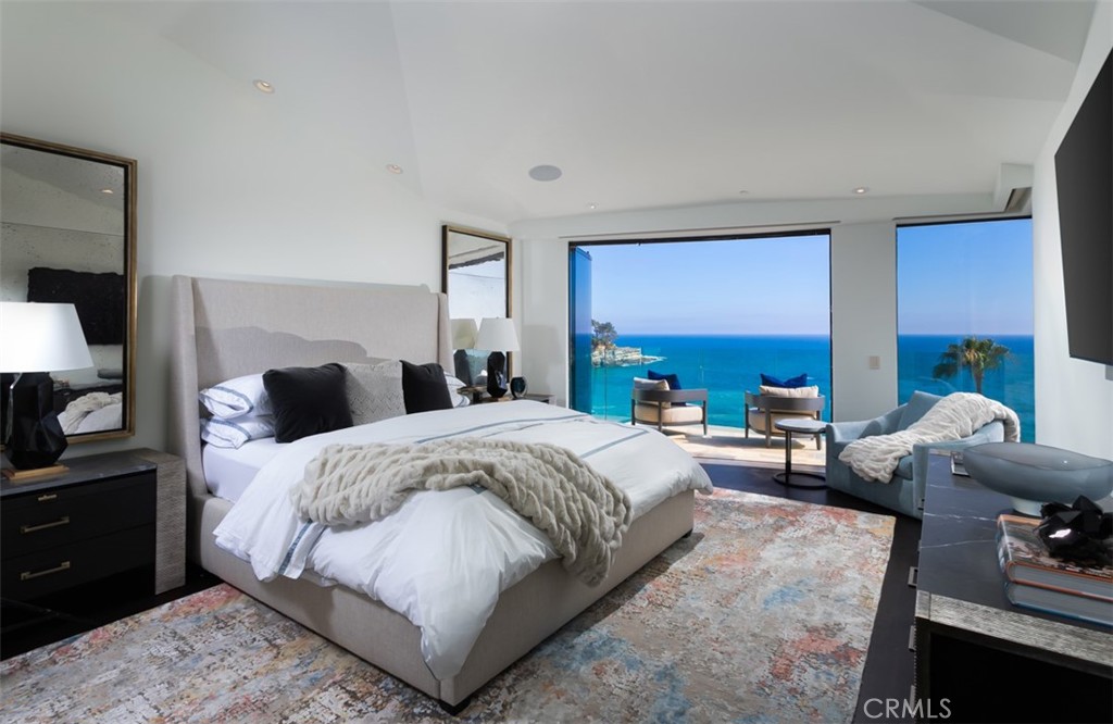 Main Floor Primary Suite - 26 S La Senda Drive, Laguna Beach CA 92651 - photo 23