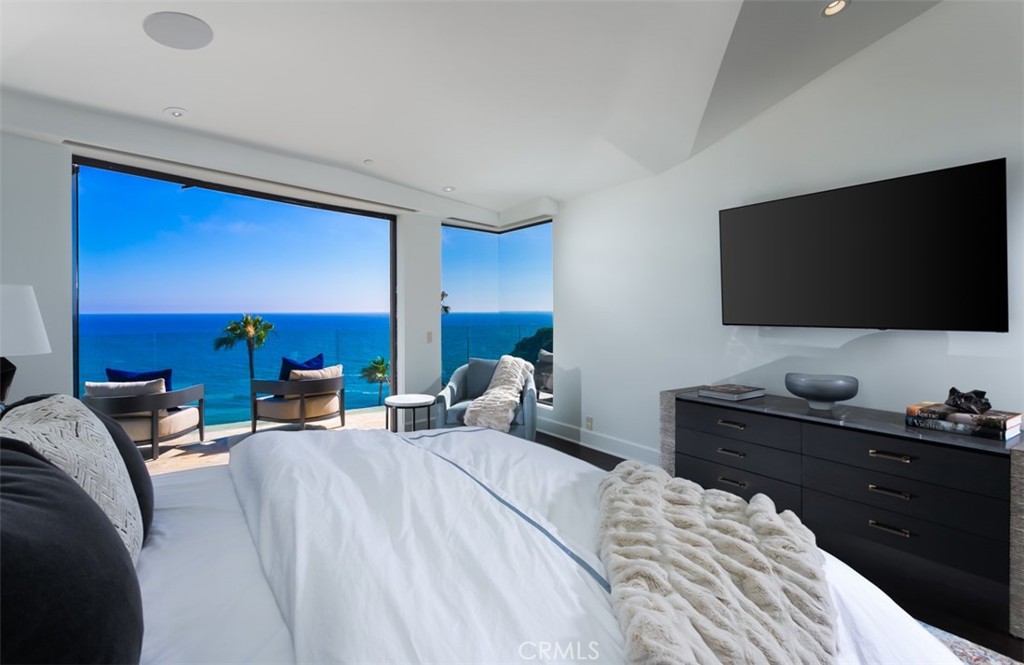 Main Floor Primary Suite - 26 S La Senda Drive, Laguna Beach CA 92651 - photo 24