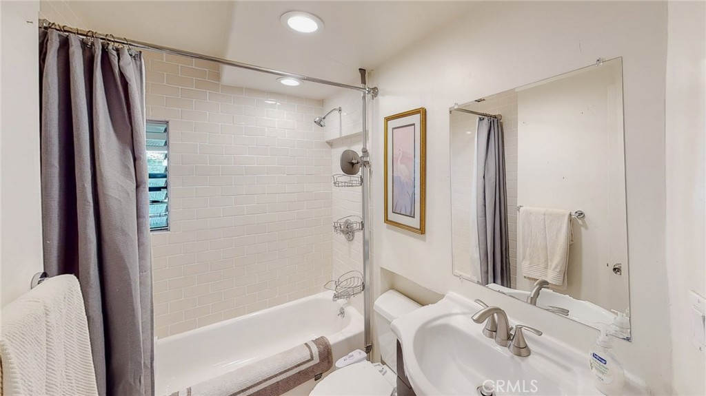 Bathroom 2 with tub - 274 3 Diamond Street, Laguna Beach CA 92651 - photo 13