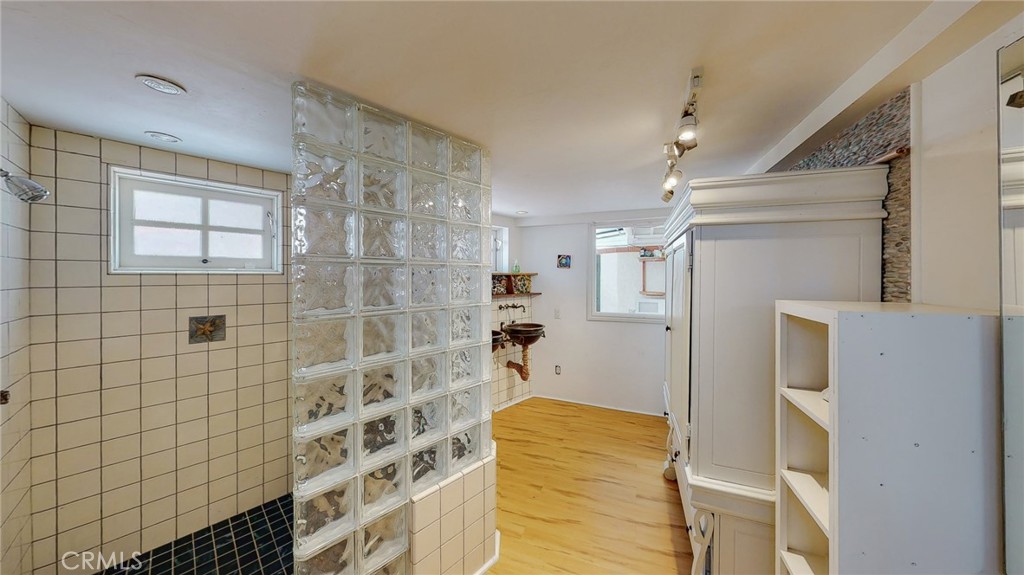 Luxurious bathroom - 274 Diamond Street 1, Laguna Beach CA 92651 - photo 6