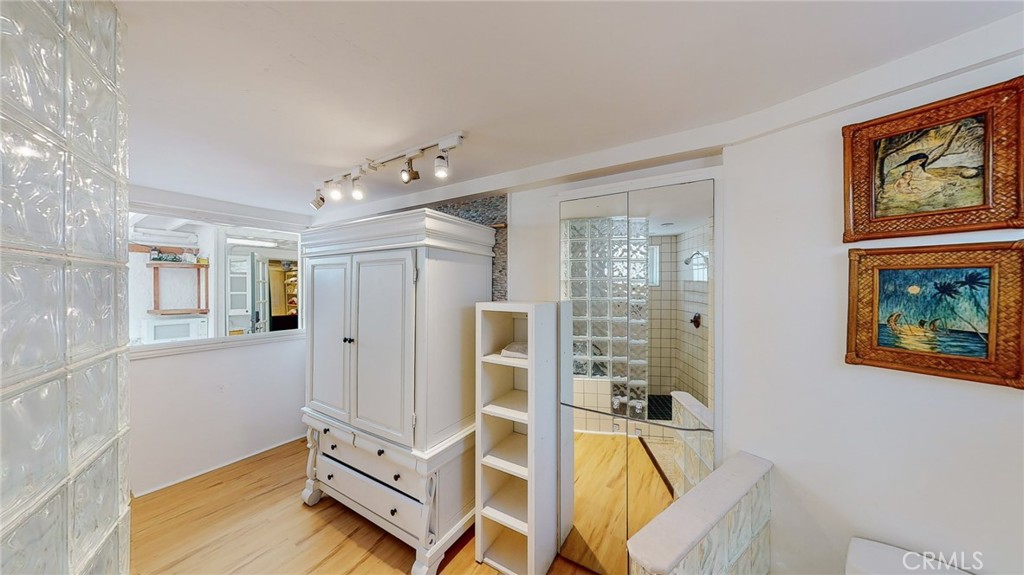 Full dressing room - 274 Diamond Street 1, Laguna Beach CA 92651 - photo 7