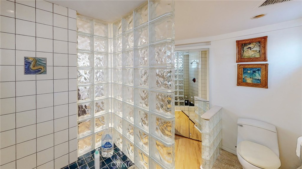Bright bathroom - 274 Diamond Street 1, Laguna Beach CA 92651 - photo 8