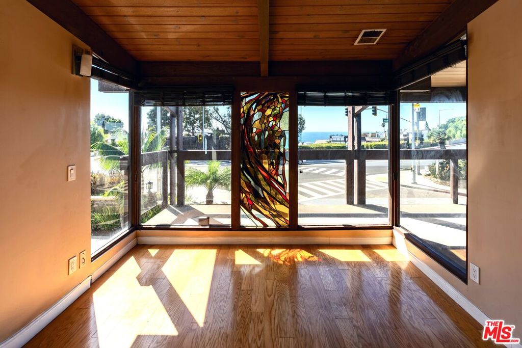 Family room - 2856 S Coast Highway, Laguna Beach CA 92651 - photo 2