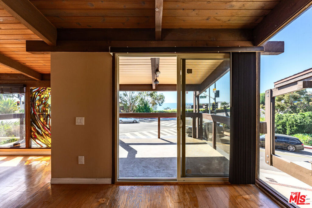 Livingroom - 2856 S Coast Highway, Laguna Beach CA 92651 - photo 3