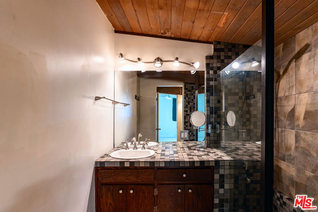 En-suite bathroom - 2856 S Coast Highway, Laguna Beach CA 92651 - photo 5