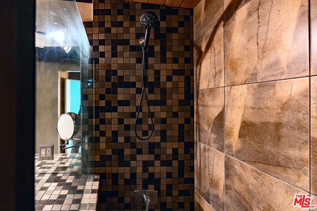 En-suite bathroom - 2856 S Coast Highway, Laguna Beach CA 92651 - photo 6