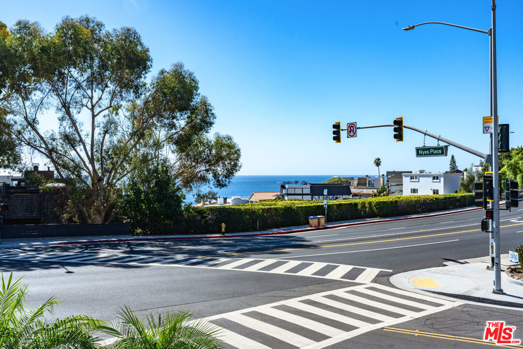 PCH trolly stop - 2856 S Coast Highway, Laguna Beach CA 92651 - photo 14