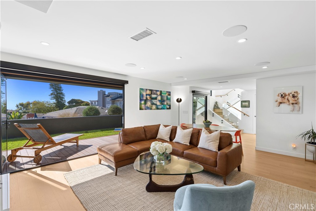 Livingroom with views of the Pacific ocean - 2880 Zell, Laguna Beach CA 92651 - photo 4