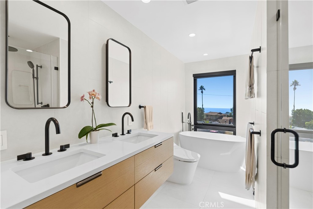 Secondary Bathroom - 2880 Zell, Laguna Beach CA 92651 - photo 14