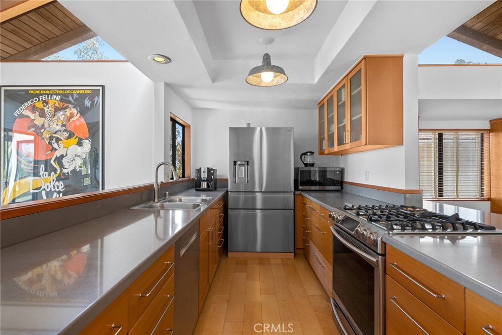 Top of the line stainless steel appliances from Bosch, Samsung and LG. - 28862 Top of the World Drive, Laguna Beach CA 92651 - photo 4