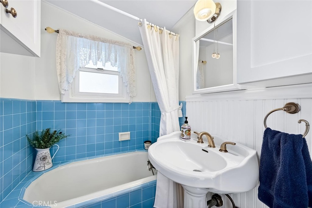 Full guest bath off the main living area. - 2896 Terry Rd, Laguna Beach CA 92651 - photo 24