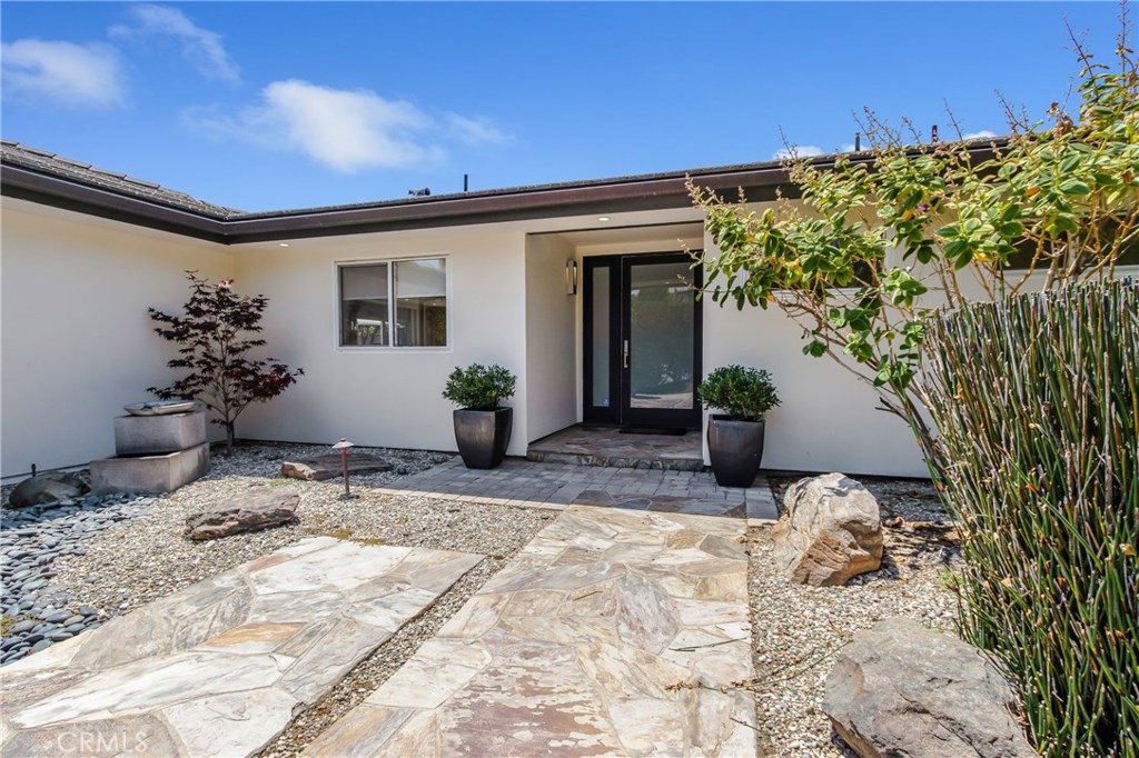 Mid-century modern single level with front yard and expanded back patio. - 2897 Chateau Way, Laguna Beach CA 92651 - photo 1