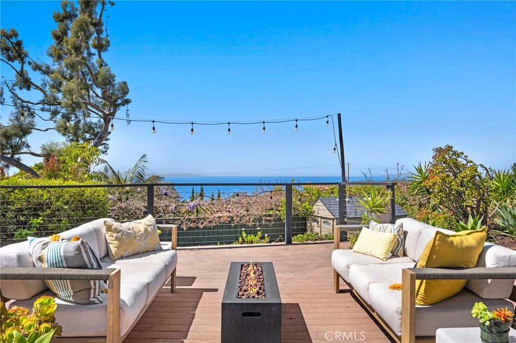 Breathtaking ocean and sunset views and the timeless appeal of single-story living embellish this spacious home in Lagun - 2909 Alta Laguna, Laguna Beach CA 92651 - photo 1