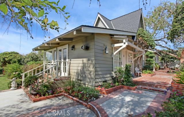 View from Agate Street of side patio and rear yard. - 292 Agate Street, Laguna Beach CA 92651 - photo 1
