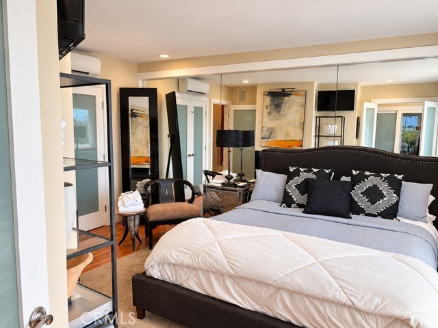 Bed linens and towels are supplied. - 2948 S Coast Highway, Laguna Beach CA 92651 - photo 14