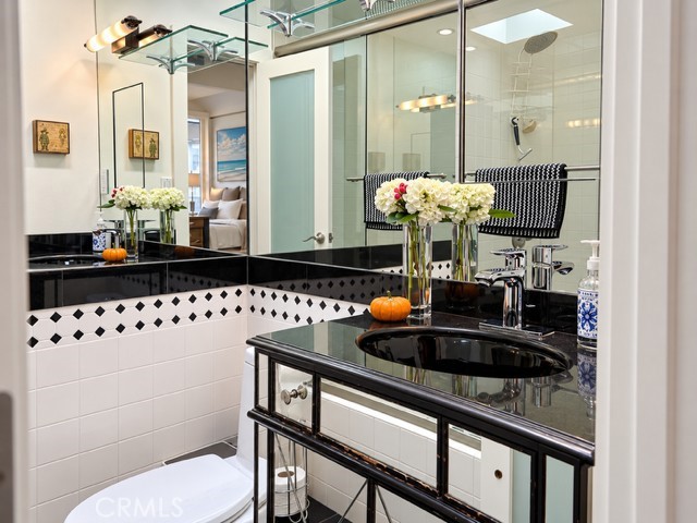 Ensuite bath for primary suite. - 2948 S Coast Highway, Laguna Beach CA 92651 - photo 18