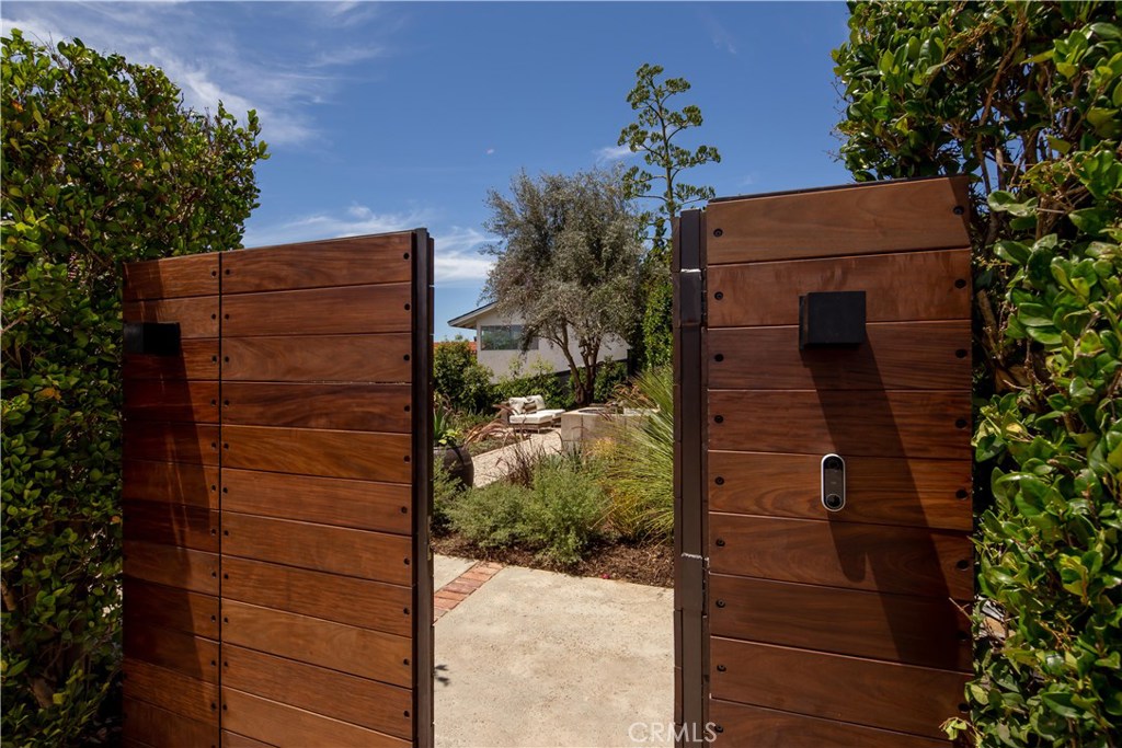 Welcome to a tranquil and serene setting amidst the hills. - 2965 Dorn Court, Laguna Beach CA 92651 - photo 1