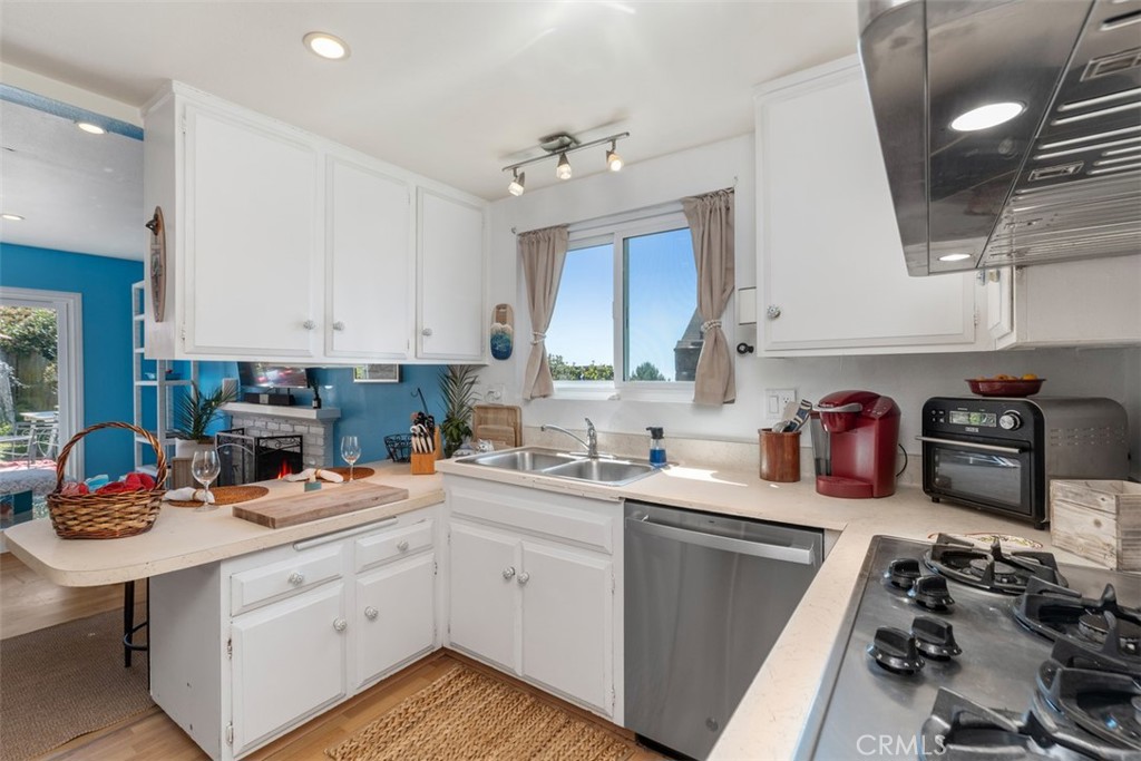 3068 Zell Drive, Laguna Beach CA 92651 - photo 14