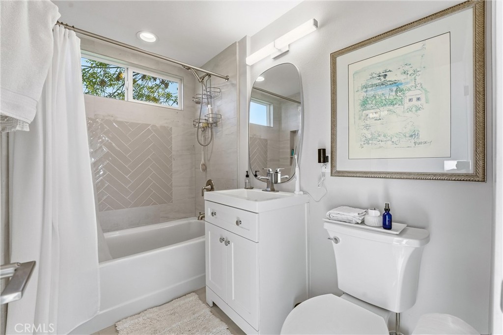 upstairs bath - 3078 Zell, Laguna Beach CA 92651 - photo 11