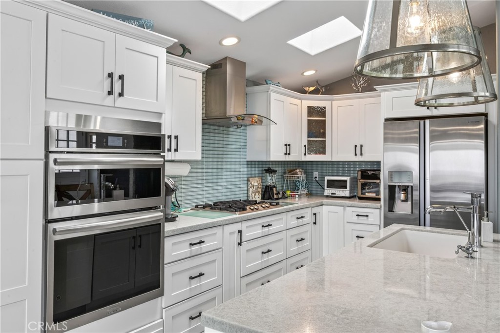 Kitchen​​‌​​​​‌​​‌‌​​‌‌​​‌‌​​‌​​​‌‌​‌​​​​‌‌​‌​​ close-up - 30802 S Coast Highway F-10, Laguna Beach CA 92651 - photo 2