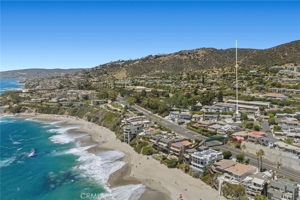 Experience coastal living at its finest in this beautifully upgraded ocean view residence, ideally situated on a private - 31012 Aliso Circle, Laguna Beach CA 92651 - photo 4