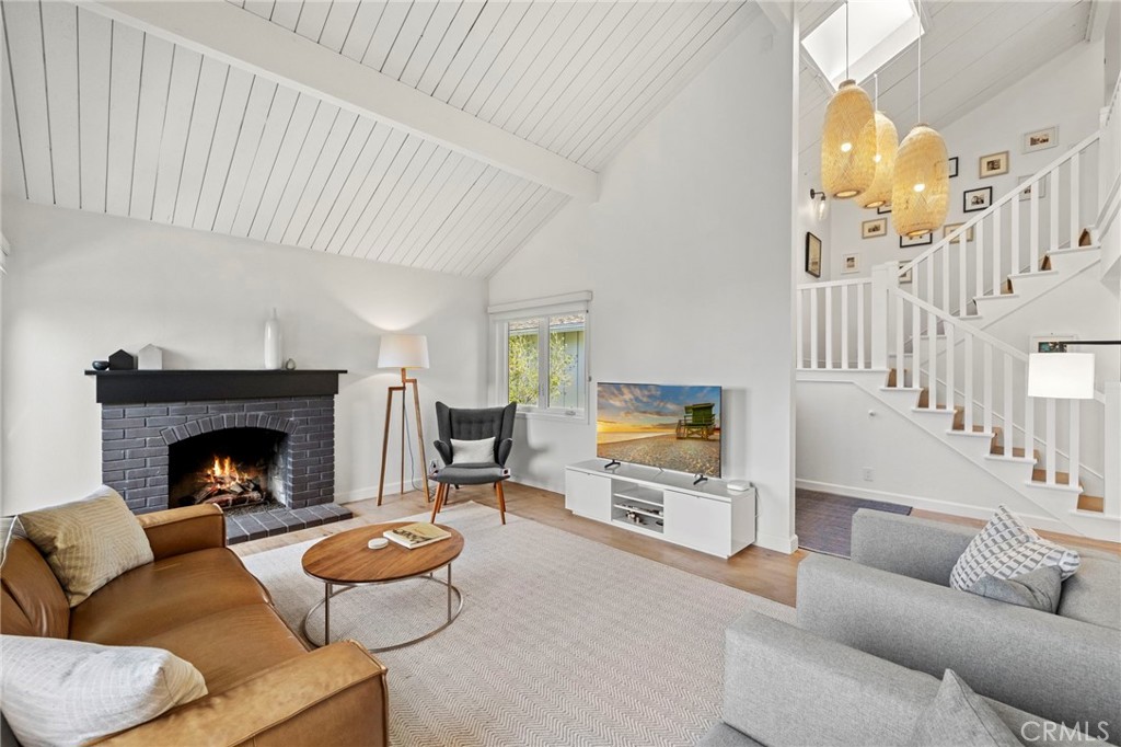 Vaulted ceilings, gas burning fireplace - 3121 Bern Drive, Laguna Beach CA 92651 - photo 7