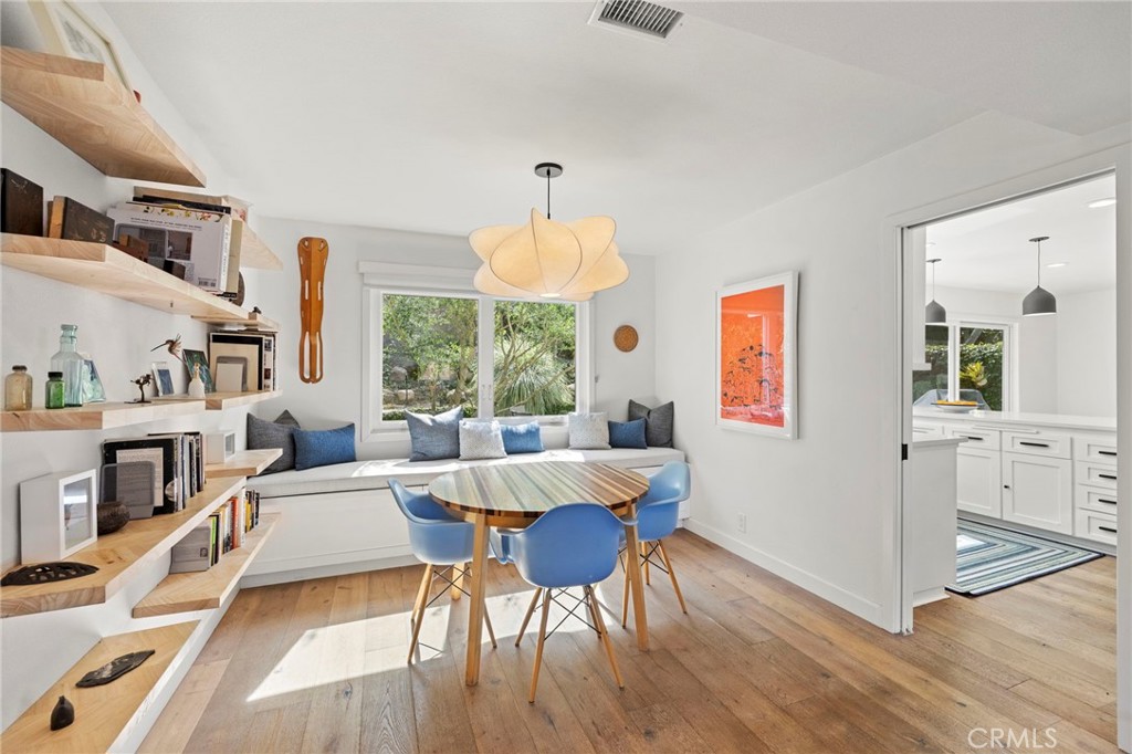Entry dining area, built-in bench w/ storage - 3121 Bern Drive, Laguna Beach CA 92651 - photo 15