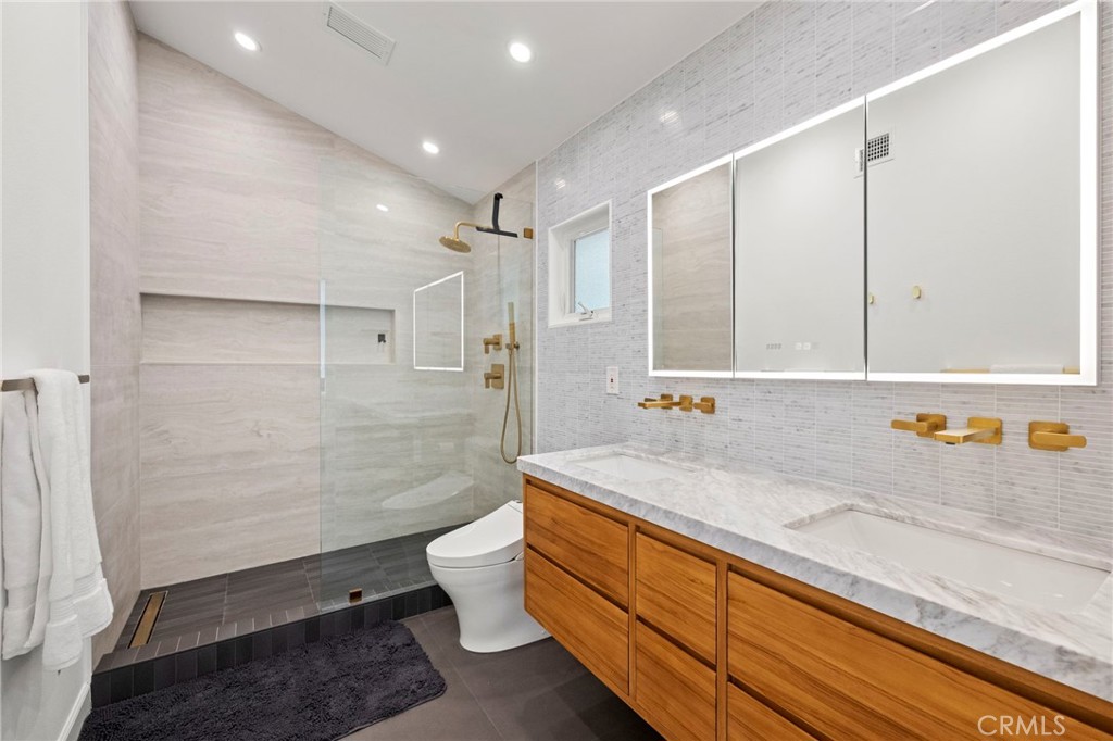 Main floor primary bathroom - 3121 Bern Drive, Laguna Beach CA 92651 - photo 17