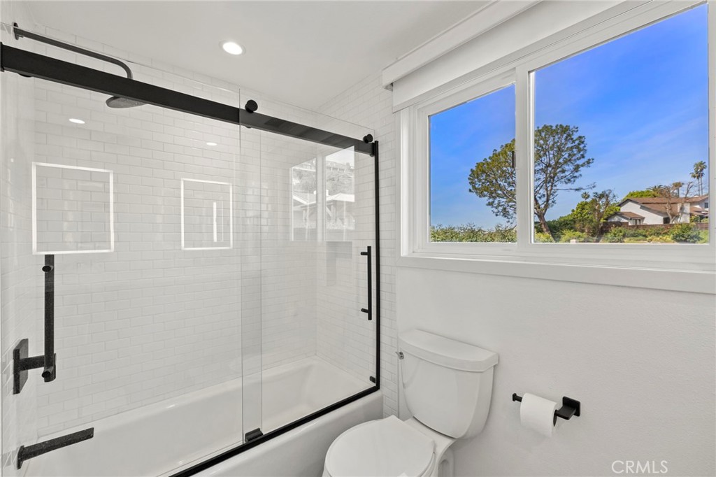 Upstairs bathroom tub/shower - 3121 Bern Drive, Laguna Beach CA 92651 - photo 28